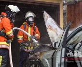 PKW fängt Feuer in einer Einzelgarage - Feuerwehr hat Probleme bei den Löscharbeiten da das Fahrzeug groß im Vergleich zur kompakten Garage ist