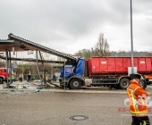 LKW kracht in stehenden Golf - katapultiert diesen weg - LKW kracht infolge in eine Endhaltestelle der SSB