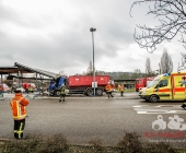 LKW kracht in stehenden Golf - katapultiert diesen weg - LKW kracht infolge in eine Endhaltestelle der SSB