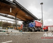 LKW kracht in stehenden Golf - katapultiert diesen weg - LKW kracht infolge in eine Endhaltestelle der SSB