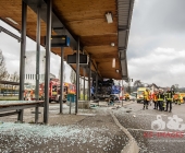 LKW kracht in stehenden Golf - katapultiert diesen weg - LKW kracht infolge in eine Endhaltestelle der SSB