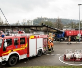 LKW kracht in stehenden Golf - katapultiert diesen weg - LKW kracht infolge in eine Endhaltestelle der SSB