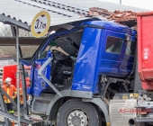 LKW kracht in stehenden Golf - katapultiert diesen weg - LKW kracht infolge in eine Endhaltestelle der SSB