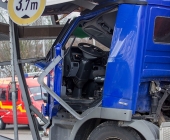 LKW kracht in stehenden Golf - katapultiert diesen weg - LKW kracht infolge in eine Endhaltestelle der SSB