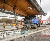 LKW kracht in stehenden Golf - katapultiert diesen weg - LKW kracht infolge in eine Endhaltestelle der SSB