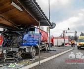 LKW kracht in stehenden Golf - katapultiert diesen weg - LKW kracht infolge in eine Endhaltestelle der SSB