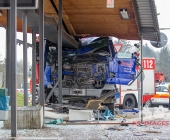 LKW kracht in stehenden Golf - katapultiert diesen weg - LKW kracht infolge in eine Endhaltestelle der SSB