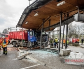 LKW kracht in stehenden Golf - katapultiert diesen weg - LKW kracht infolge in eine Endhaltestelle der SSB