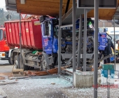 LKW kracht in stehenden Golf - katapultiert diesen weg - LKW kracht infolge in eine Endhaltestelle der SSB