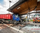 LKW kracht in stehenden Golf - katapultiert diesen weg - LKW kracht infolge in eine Endhaltestelle der SSB