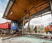 LKW kracht in stehenden Golf - katapultiert diesen weg - LKW kracht infolge in eine Endhaltestelle der SSB
