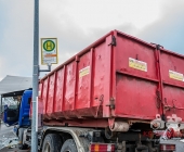 LKW kracht in stehenden Golf - katapultiert diesen weg - LKW kracht infolge in eine Endhaltestelle der SSB