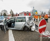 LKW kracht in stehenden Golf - katapultiert diesen weg - LKW kracht infolge in eine Endhaltestelle der SSB