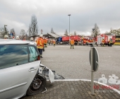 LKW kracht in stehenden Golf - katapultiert diesen weg - LKW kracht infolge in eine Endhaltestelle der SSB