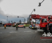 LKW kracht in stehenden Golf - katapultiert diesen weg - LKW kracht infolge in eine Endhaltestelle der SSB