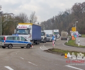 LKW kracht in stehenden Golf - katapultiert diesen weg - LKW kracht infolge in eine Endhaltestelle der SSB