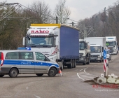 LKW kracht in stehenden Golf - katapultiert diesen weg - LKW kracht infolge in eine Endhaltestelle der SSB