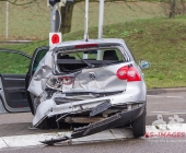 LKW kracht in stehenden Golf - katapultiert diesen weg - LKW kracht infolge in eine Endhaltestelle der SSB