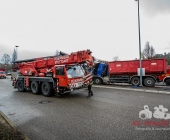 LKW kracht in stehenden Golf - katapultiert diesen weg - LKW kracht infolge in eine Endhaltestelle der SSB
