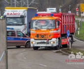 LKW kracht in stehenden Golf - katapultiert diesen weg - LKW kracht infolge in eine Endhaltestelle der SSB