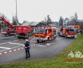 LKW kracht in stehenden Golf - katapultiert diesen weg - LKW kracht infolge in eine Endhaltestelle der SSB
