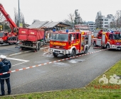 LKW kracht in stehenden Golf - katapultiert diesen weg - LKW kracht infolge in eine Endhaltestelle der SSB