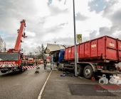 LKW kracht in stehenden Golf - katapultiert diesen weg - LKW kracht infolge in eine Endhaltestelle der SSB
