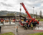 LKW kracht in stehenden Golf - katapultiert diesen weg - LKW kracht infolge in eine Endhaltestelle der SSB