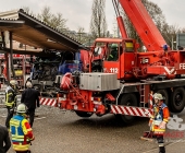 LKW kracht in stehenden Golf - katapultiert diesen weg - LKW kracht infolge in eine Endhaltestelle der SSB