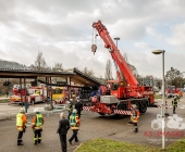 LKW kracht in stehenden Golf - katapultiert diesen weg - LKW kracht infolge in eine Endhaltestelle der SSB
