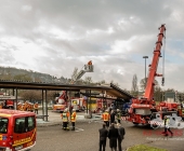 LKW kracht in stehenden Golf - katapultiert diesen weg - LKW kracht infolge in eine Endhaltestelle der SSB