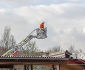 LKW kracht in stehenden Golf - katapultiert diesen weg - LKW kracht infolge in eine Endhaltestelle der SSB