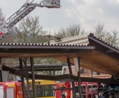 LKW kracht in stehenden Golf - katapultiert diesen weg - LKW kracht infolge in eine Endhaltestelle der SSB