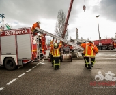 LKW kracht in stehenden Golf - katapultiert diesen weg - LKW kracht infolge in eine Endhaltestelle der SSB
