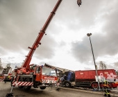 LKW kracht in stehenden Golf - katapultiert diesen weg - LKW kracht infolge in eine Endhaltestelle der SSB