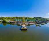 180Grad KOPTERPANORAMEN - Super-Kran aus Rotterdam bringt auf dem Neckar in Benningen den Brückenschlag in die Endposition.