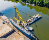 LUFTAUFNAHMEN Super-Kran aus Rotterdam bringt auf dem Neckar in Benningen den Brückenschlag in die Endposition.