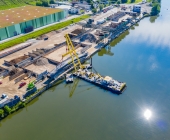 LUFTAUFNAHMEN Super-Kran aus Rotterdam bringt auf dem Neckar in Benningen den Brückenschlag in die Endposition.