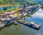LUFTAUFNAHMEN Super-Kran aus Rotterdam bringt auf dem Neckar in Benningen den Brückenschlag in die Endposition.