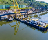 LUFTAUFNAHMEN Super-Kran aus Rotterdam bringt auf dem Neckar in Benningen den Brückenschlag in die Endposition.