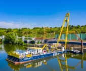 LUFTAUFNAHMEN Super-Kran aus Rotterdam bringt auf dem Neckar in Benningen den Brückenschlag in die Endposition.