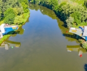 LUFTAUFNAHMEN Super-Kran aus Rotterdam bringt auf dem Neckar in Benningen den Brückenschlag in die Endposition.