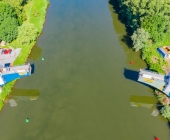 LUFTAUFNAHMEN Super-Kran aus Rotterdam bringt auf dem Neckar in Benningen den Brückenschlag in die Endposition.