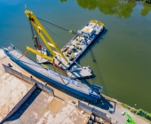 LUFTAUFNAHMEN Super-Kran aus Rotterdam bringt auf dem Neckar in Benningen den Brückenschlag in die Endposition.