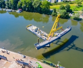 LUFTAUFNAHMEN Super-Kran aus Rotterdam bringt auf dem Neckar in Benningen den Brückenschlag in die Endposition.