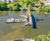 LUFTAUFNAHMEN Super-Kran aus Rotterdam bringt auf dem Neckar in Benningen den Brückenschlag in die Endposition.