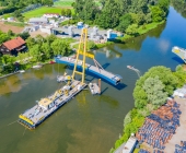 LUFTAUFNAHMEN Super-Kran aus Rotterdam bringt auf dem Neckar in Benningen den Brückenschlag in die Endposition.