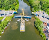 LUFTAUFNAHMEN Super-Kran aus Rotterdam bringt auf dem Neckar in Benningen den Brückenschlag in die Endposition.