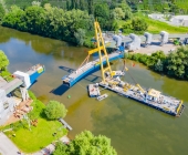 LUFTAUFNAHMEN Super-Kran aus Rotterdam bringt auf dem Neckar in Benningen den Brückenschlag in die Endposition.