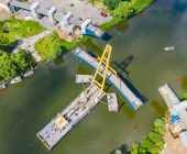 LUFTAUFNAHMEN Super-Kran aus Rotterdam bringt auf dem Neckar in Benningen den Brückenschlag in die Endposition.